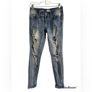 Destroyed push up jeans